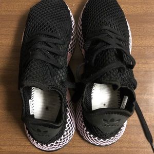 Adidas Deerupt running shoes